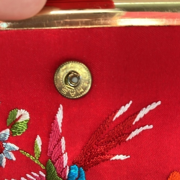 Vintage: HATO HASI Embroidered Red Silk Bi-Fold Wallet - Picture 9 of 10